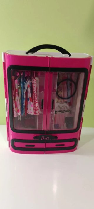 Coche Barbie más armario.