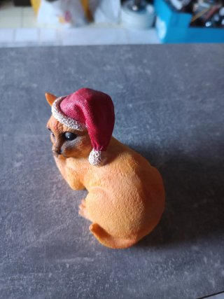 Gato naranja con gorro de Navidad