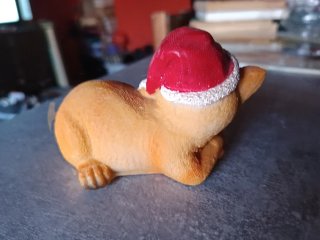 Gato naranja con gorro de Navidad