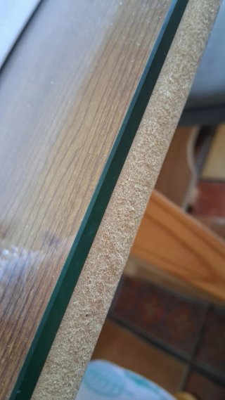Mesa de madera con cristal