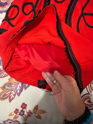 Vestido rojo con bordado joya