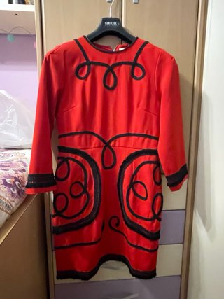 Vestido rojo con bordado joya