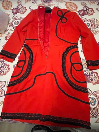 Vestido rojo con bordado joya
