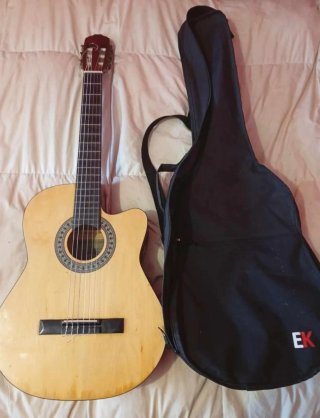Guitarra Electroacústica con Funda