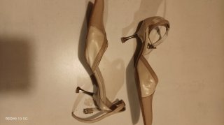 Sapatos de salto abertos bege