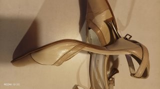 Sapatos de salto abertos bege
