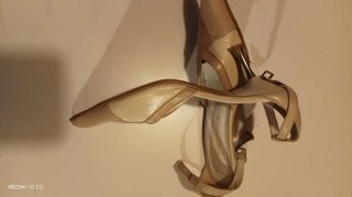 Sapatos de salto abertos bege