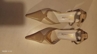 Sapatos de salto abertos bege