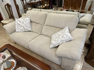 Sofá 3 plazas tela gris y beige en muy buen estado