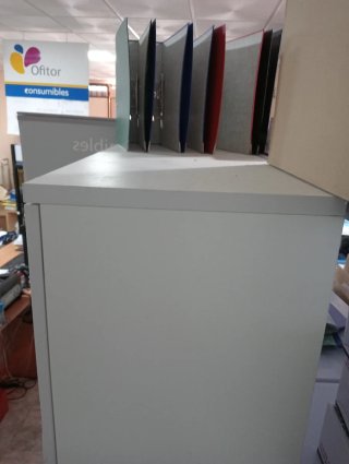 Armario blanco con puertas de cristal