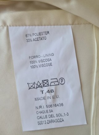 Chaleco hombre dorado con bordado.