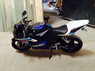 Suzuki GSXR 600 Sportbike Azul/Blanco.