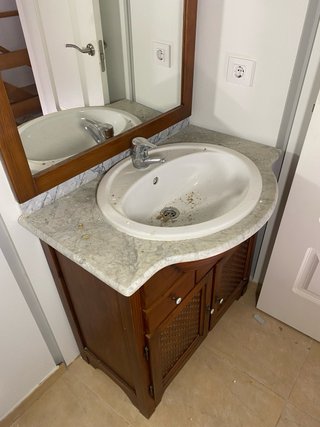 Mueble de baño madera con espejo y mármol