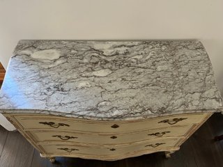 Cómoda antigua de mármol y madera