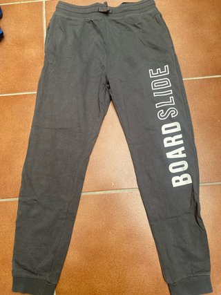 Pantalones grises con estampado