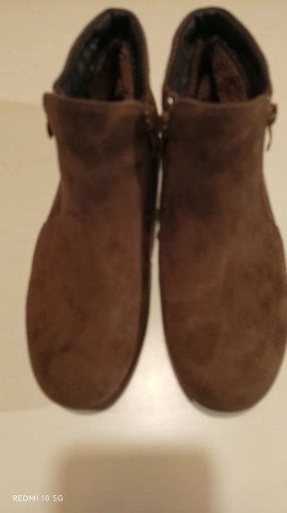 Botas de camurça castanhas