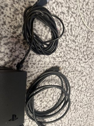 PS4 (PlayStation 4) con 2 mandos y cables
