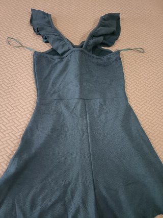 Vestido corto azul verdoso con volantes