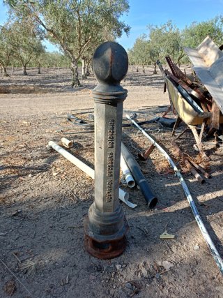 Bolardo de fundición antiguo