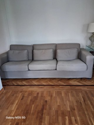 Sofá de tela beige y gris