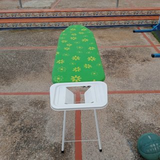 Mesa de planchar verde con estampado floral