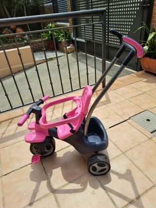 Triciclo rosa con manillar