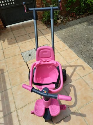 Triciclo rosa con manillar