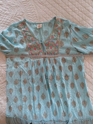 Vestido azul con detalles dorados