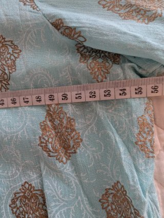 Vestido azul con detalles dorados