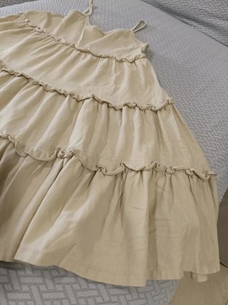 Vestido beige con volantes