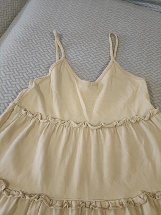Vestido beige con volantes