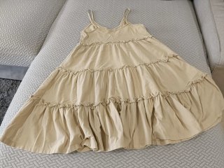 Vestido beige con volantes