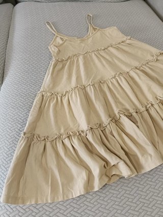 Vestido beige con volantes
