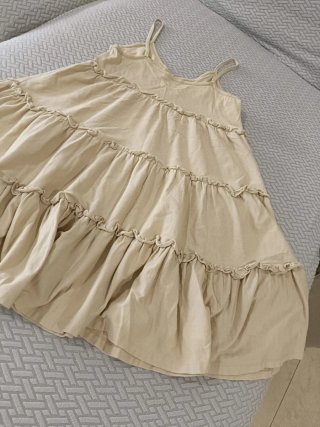 Vestido beige con volantes