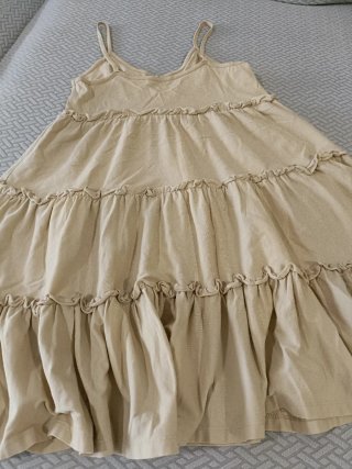 Vestido beige con volantes