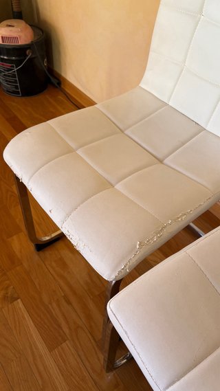 Mesa de cristal y 4 sillas blancas
