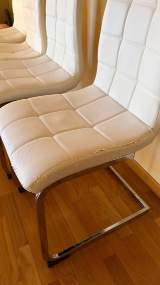 Mesa de cristal y 4 sillas blancas