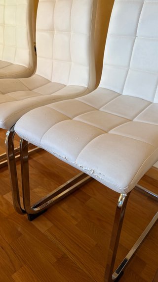 Mesa de cristal y 4 sillas blancas
