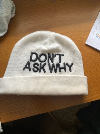 Gorro blanco con texto DON'T ASK WHY