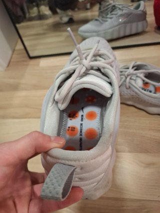 Zapatillas Nike grises y blancas
