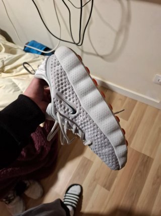 Zapatillas Nike grises y blancas