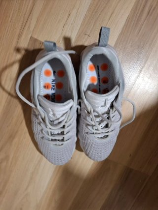 Zapatillas Nike grises y blancas