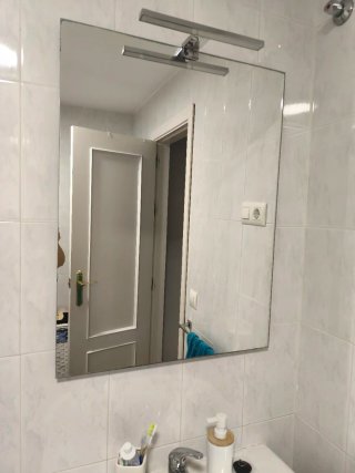 Espejo de baño con aplique de luz incluido.