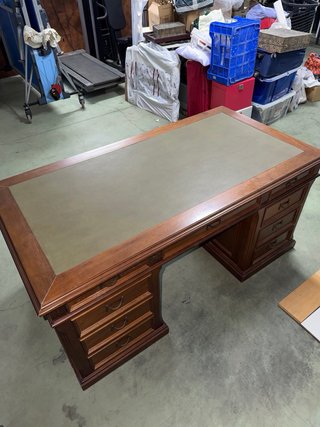 Escritorio vintage de madera con tapa de piel