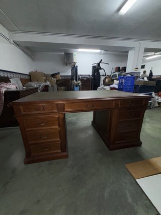 Escritorio vintage de madera con tapa de piel