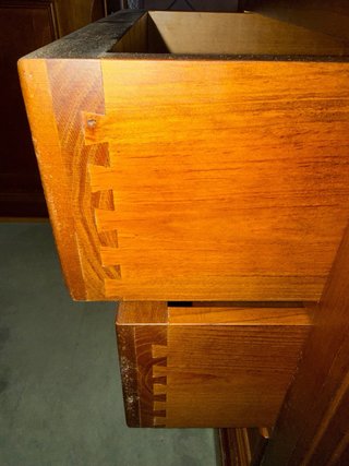 Escritorio vintage de madera con tapa de piel
