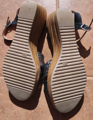 Sandalias de piel negras y plateadas