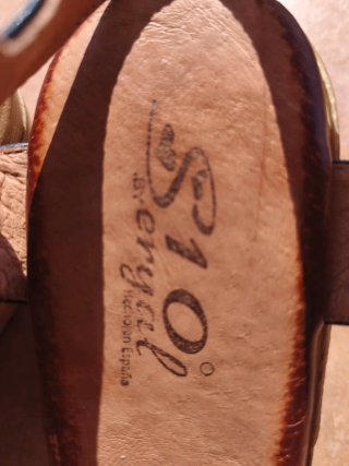 Sandalias de piel negras y plateadas
