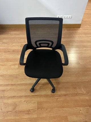 Sillas de oficina ergonómica, mesas y monitores