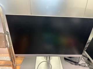 Sillas de oficina ergonómica, mesas y monitores